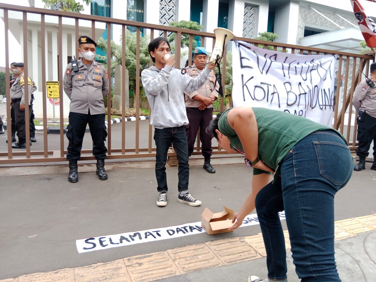 Mahasiswa sedang berorasi di depan Gedung Kejati Jabar terkait penuntasa kasus korupsi dan juga soal tempat hiburan malam 