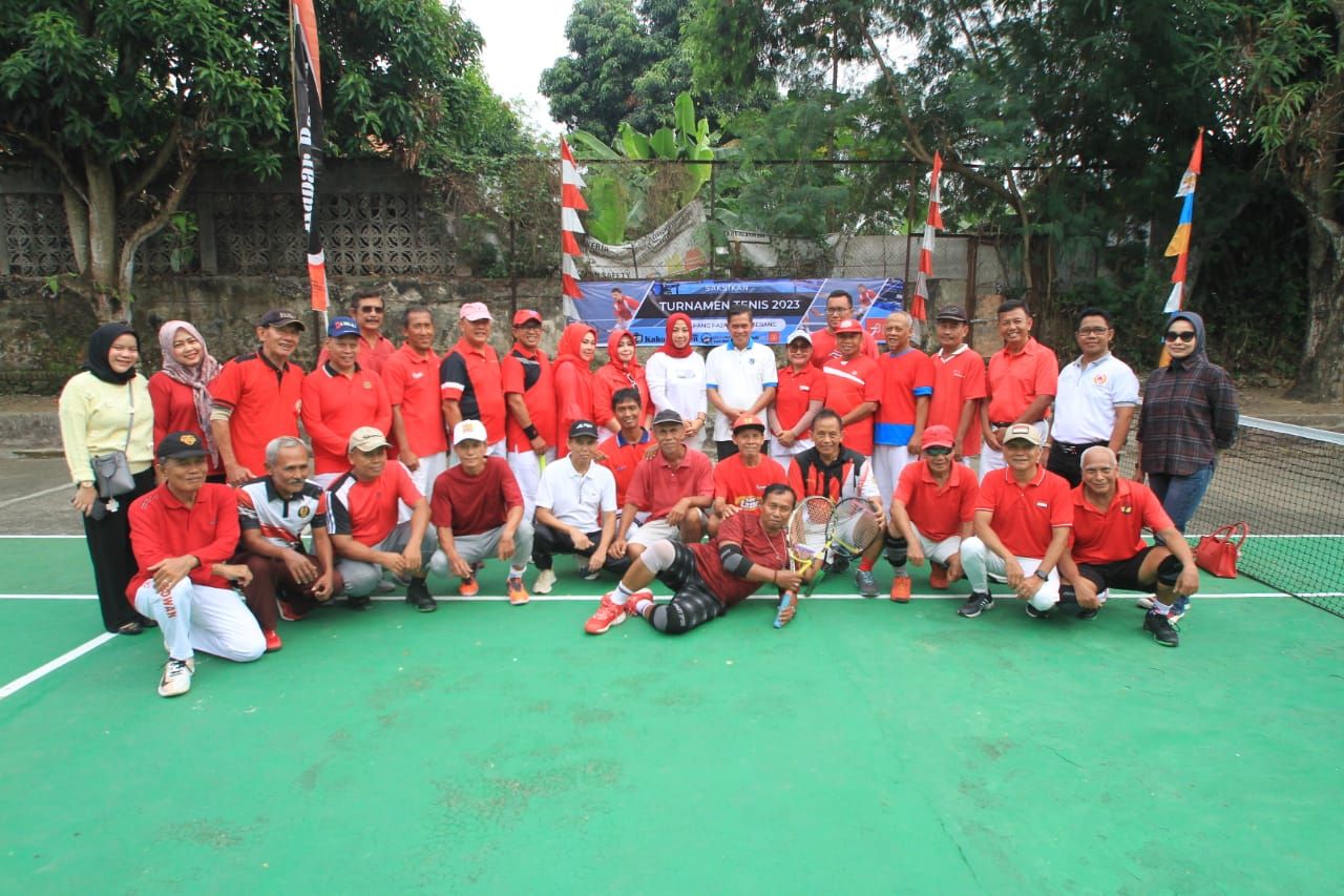 Wali Kota Serang Syafrudin foto bersama dengan para peserta dan panitia Turnamen Tenis Lapang Pajak 2023 di Lapangan Tenis Pajak Lontar Kota Serang, Jumat 21 Juli 2023