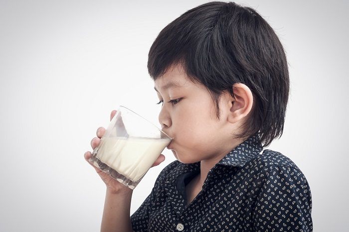 Ilustrasi anak minum susu.
