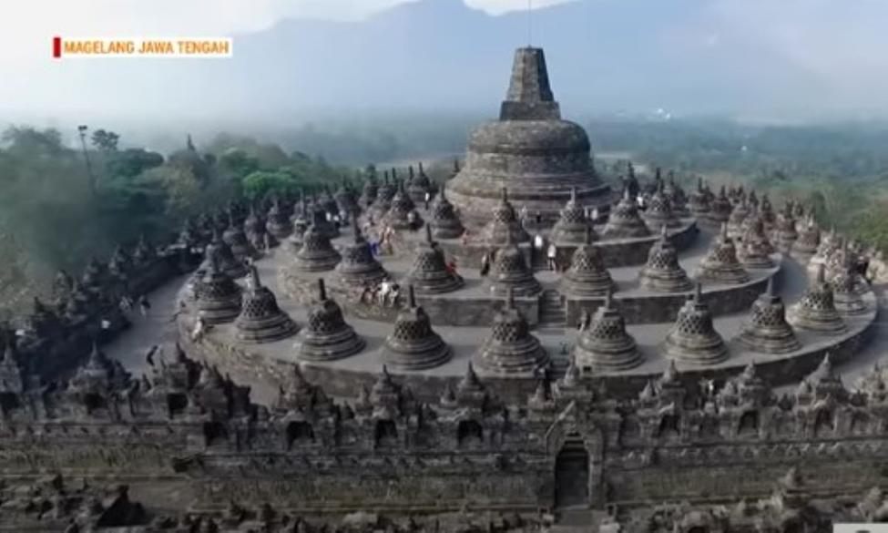 Wisata Candi Borobudur di Yogyakarta yang termasuk dalam 5 Keajaiban Dunia.