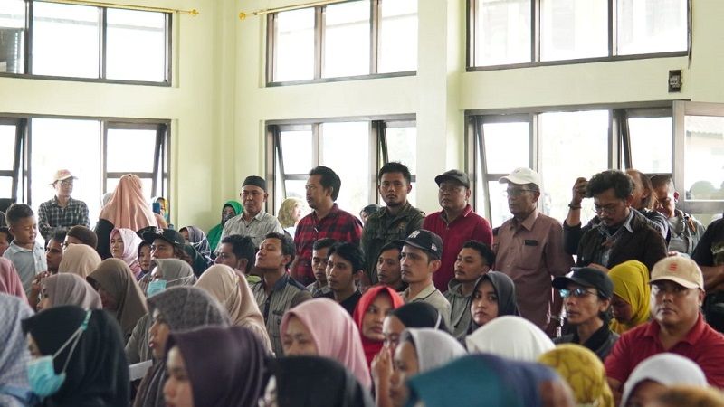 Para pedagang yang mengikuti sosialisasi revitalisasi Pasar Banjaran oleh Pemkab Bandung./ Diskominfo