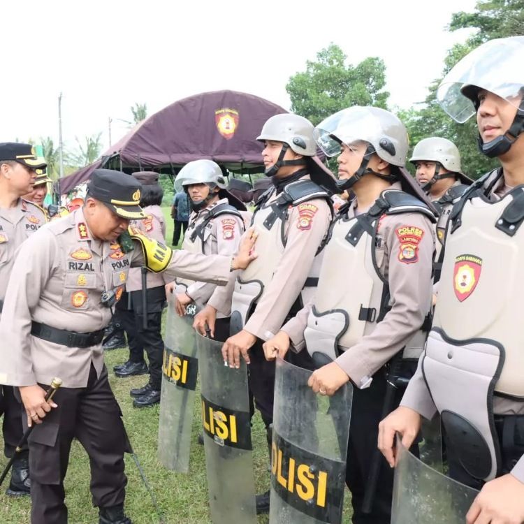 Kapolres Lampung Timur AKBP M Rizal mengecek personil pengaman pesta demokrasi.