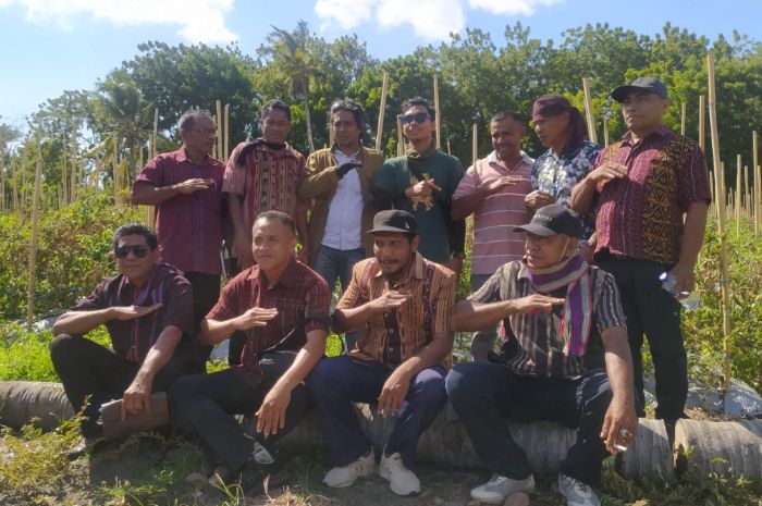 Camat Adonara Timur bersama para kepala desanya berpose bersama di areal Moeda Tani Farm, Kamis, 20 Juli 2023.