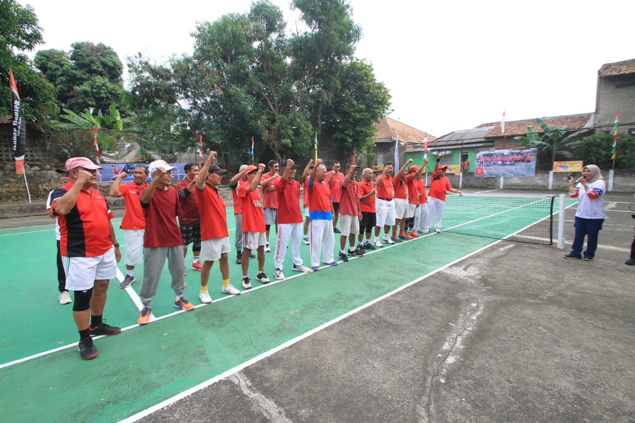 Para peserta Turnamen Tenis Lapang Pajak 2023 meneriakkan yel-yel untuk membakar semangat dalam pertandingan.