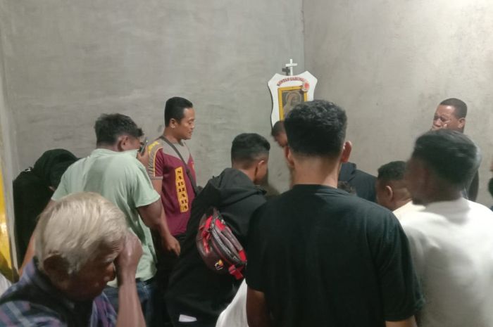 Situasi saat jenazah almarhum Ronal Kaha tiba di kediamannya di Ritaebang, Solor Barat, pada Jumat, 21 Juli 2023 malam WITA.