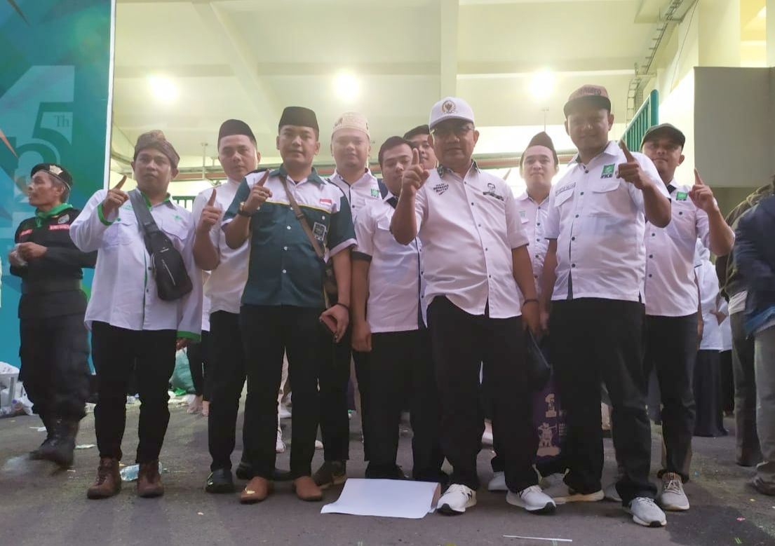 Ketua DPC PKB Kuningan, H. Ujang Kosasih (kedua dari kanan depan) bersama kader menghadiri acara puncak Harlah ke 25 PKB di Stadion Manahan Solo, Jawa Tengah, Minggu 23 Juli 2023.*