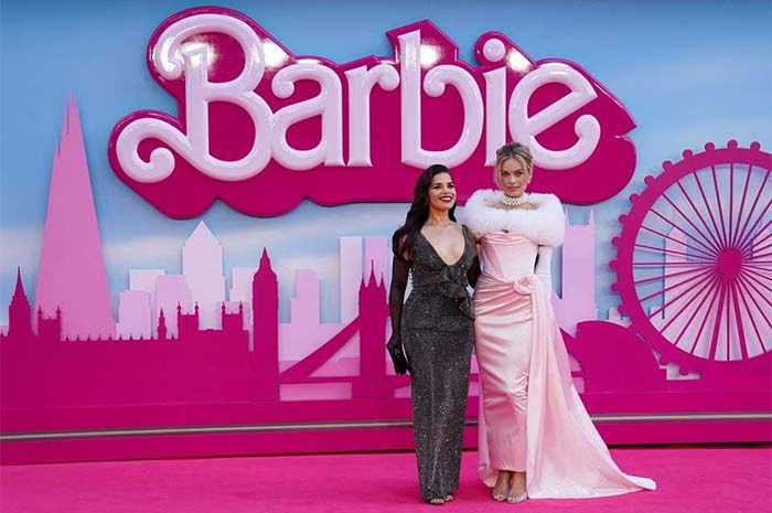 America Ferrera dan Margot Robbie menghadiri pemutaran perdana "Barbie" di Eropa di London, Inggris pada 12 Juli 2023.