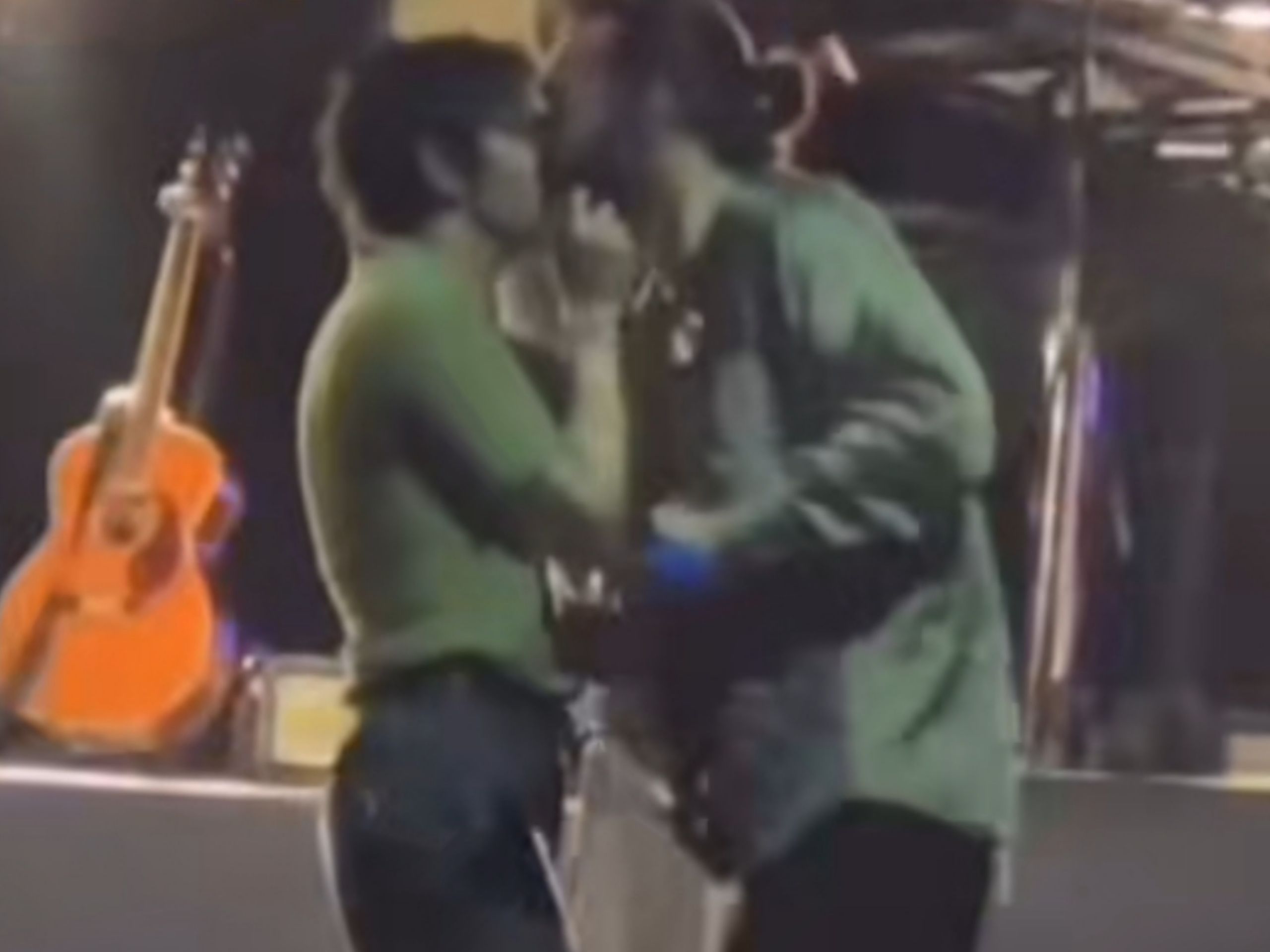 Matty Healy dari The 1975, dilarang tampil di Malaysia setelah melakukan ciuman sesama pria