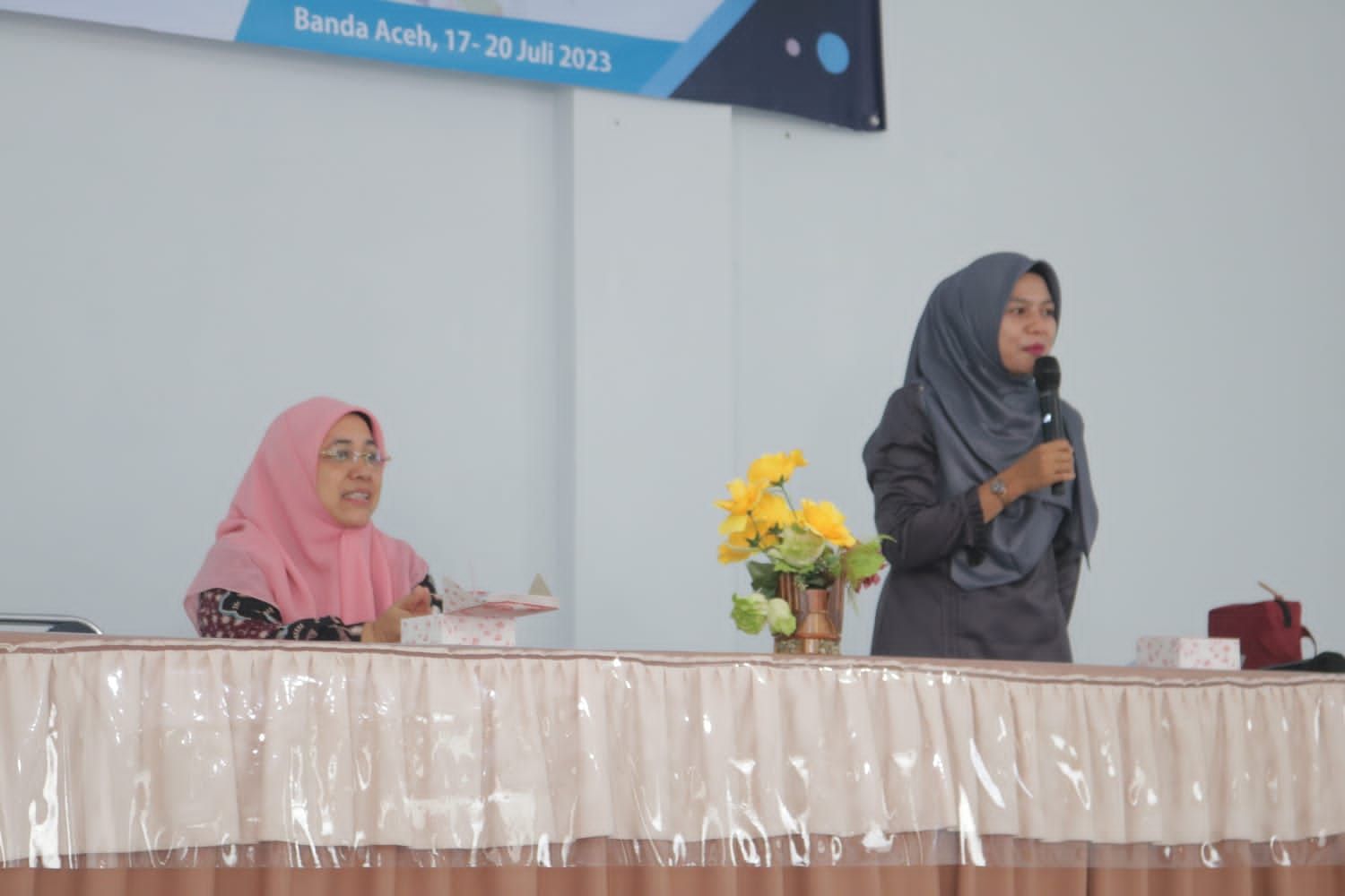 Pengajar Praktik, Asmaul Husna, S.Pd sedang membuka acara diskusi Pendampingan Individu ke-2 Pendidikan Calon Guru Penggerak di SMPN 2 Banda Aceh