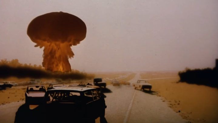 Ledakan bom atom di Perang Dunia II dalam film Oppenheimer.