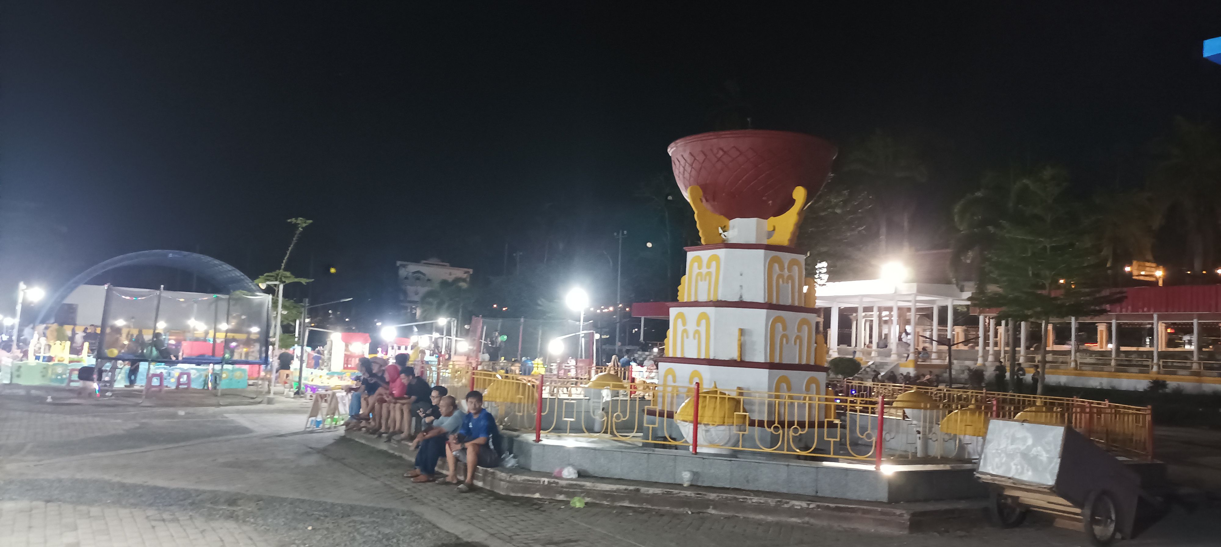 Suasana malam di Alun-alun Taman Merdeka Pangkalpinang.