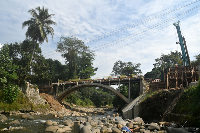 Sejumlah pekerja mengerjakan pembangunan jembatan Otista di Kota Bogor, Jawa Barat, Jumat (21/7/2023).