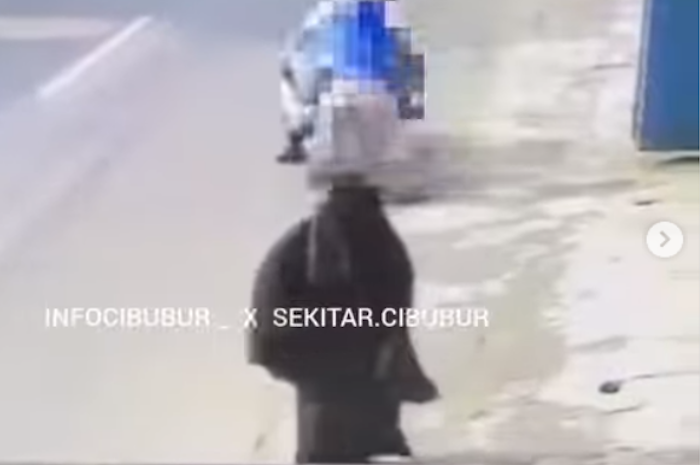 Detik-detik video pelajar tabrak ibu-ibu di daerah Cibubur. Peristiwa itu terjadi di Jalan Kalisari, tepatnya sebrang toko buah Besar.