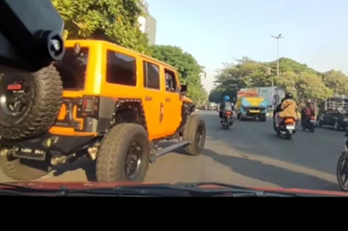 Video viral menampilkan mobil Jeep Rubicon tiba-tiba menyerobot dari lajur kiri hingga serempet pemobil lain di Exit Tol Mampang Jaksel.