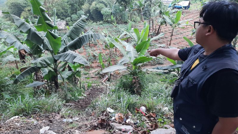 Pewarta menunjukkan lokasi penemuan mayat dan motor di jurang tepi Jalan Bandung-Purwakarta di kawasan Cirangrang, Desa Baranangsiang, Kecamatan Cipatat, Kabupaten Bandung Barat, Senin 24 Juli 2023.