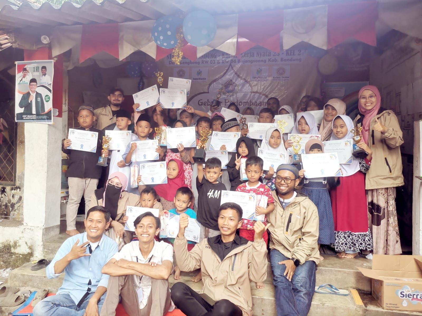 Para mahasiswa STAI berbaur dengan masyarakat saat menggelar KKN di Desa Lengkong, Kecamatan Bojongsoang, Kabupaten Bandung.