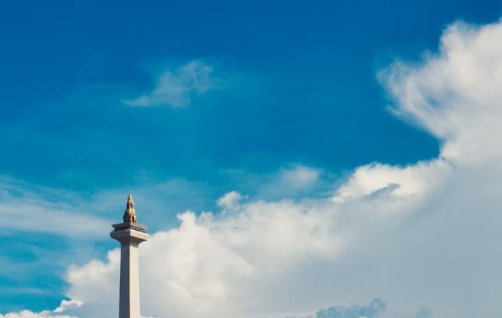 Pemandangan Monumen Nasional (Monas) khas DKI Jakarta terlihat jelas di bawah langit yang cerah.