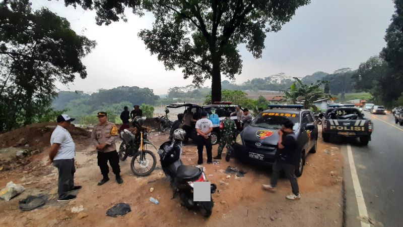 Lokasi penemuan mayat dan motor di jurang tepi Jalan Bandung-Purwakarta di kawasan Cirangrang, Desa Baranangsiang, Kecamatan Cipatat, Kabupaten Bandung Barat, Senin 24 Juli 2023.