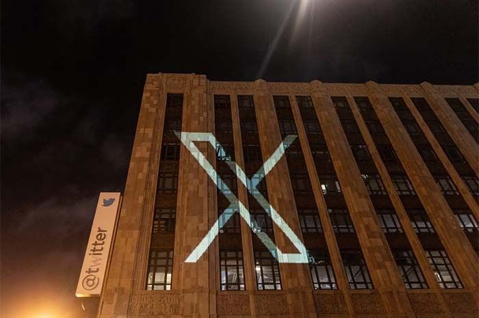 Logo baru Twitter terlihat diproyeksikan di gedung kantor pusat perusahaan di pusat kota San Francisco, California, A.S., 23 Juli 2023.