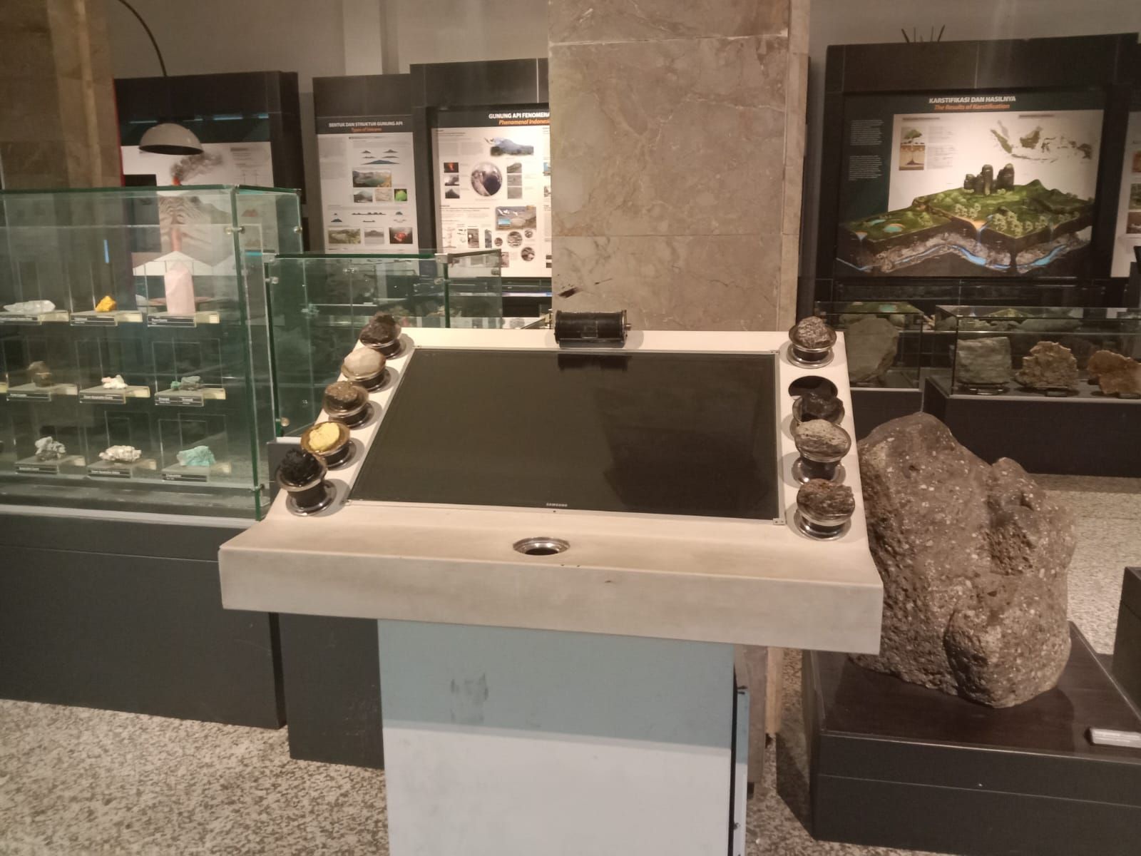 Fasilitas TV touchscreen di Museum Geologi.