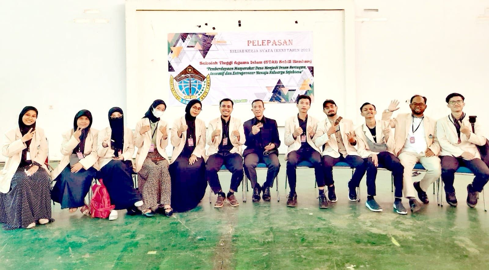 Foto bersama mahasiswa STAI saat menggelar KKN di desa Lengkong, Kecamatan Bojongsoang, Kabupaten Bandung.