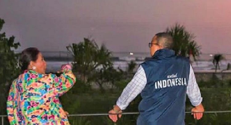 Anies Baswedan berbincang dengan Susi Pudjiastuti sambil menikmati suasana matahari terbit di Pantai Pangandaran, Selasa 25 Juli 2023.*/Instagram/@aniesbaswedan
