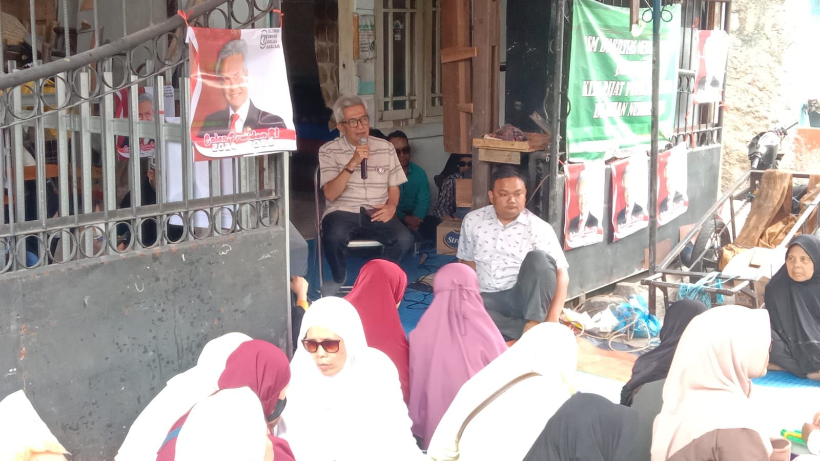 Dadang Zakaria Prawira (Sekjen Presidium Pusat AUBG) mensosialisasikan Capres Ganjar Pranowo didepan para relawan disabilitas netra