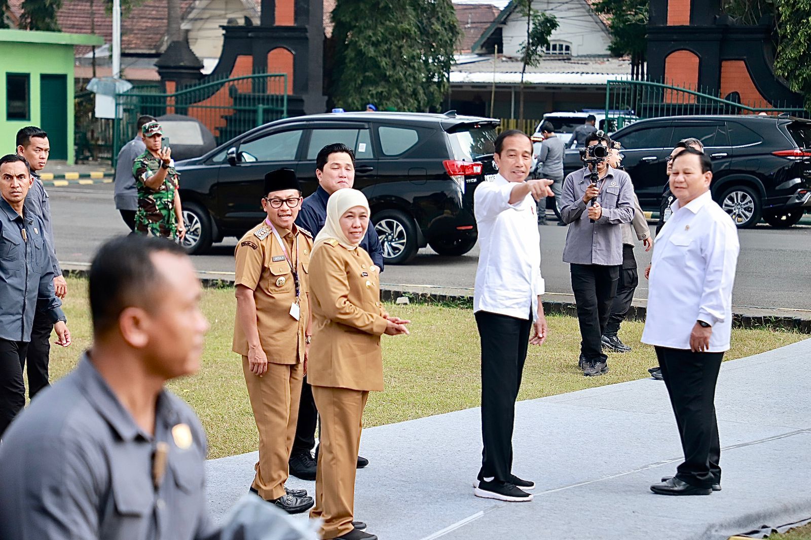 Gubernur Khofifah menemani presiden Jokowi sidak harga sembako