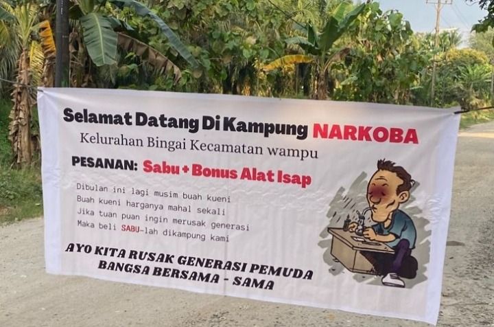 Spanduk kritikan terhadap peredaran narkoba di Kabupaten Langkat.