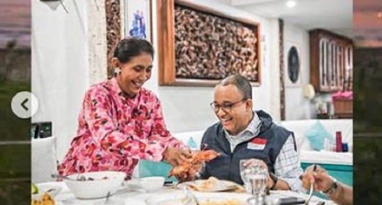 Susi Pudjiastuti mempersilahkan Anies Baswedan menyantap hidangan makanan laut di kediaman Susi di Pangandaran, Selasa 25 Juli 2023.*/Instagram/@aniesbaswedan