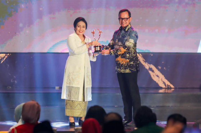 Wali Kota Bogor Bima Arya saat menerima penghargaan Kota Layak Anak untuk Kota Bogor.
