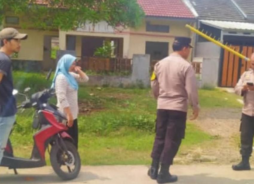 Petugas Polsek Sukaraja melakukan olah TKP pembegalan terhadap perempuan di Perumahan TGS, Cilebut Barat, Sukaraja, Kabupaten Bogor, Jawa Barat.