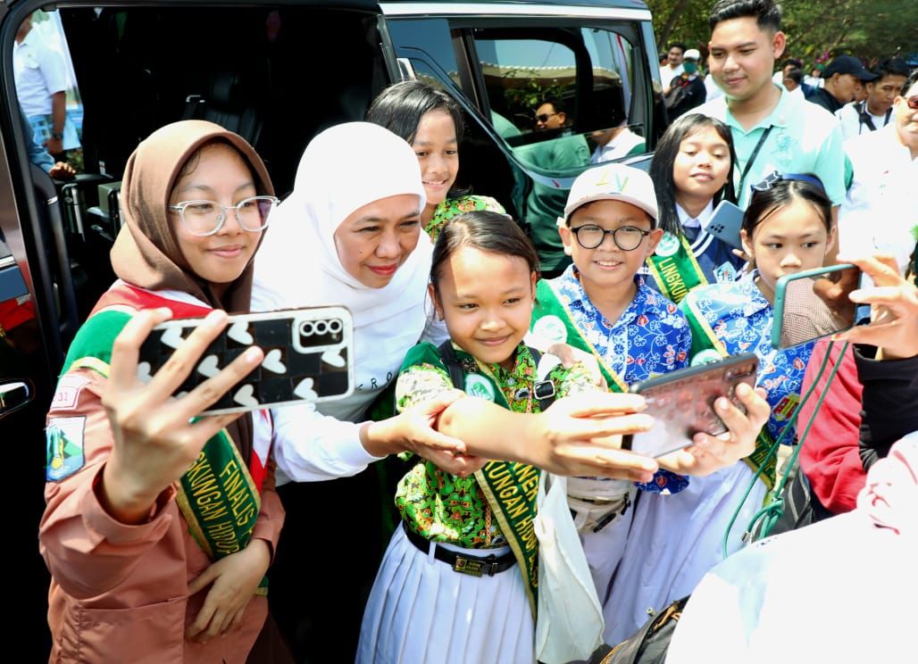 Gubernur Khofifah berfoto dengan sejumlah anak sekolah