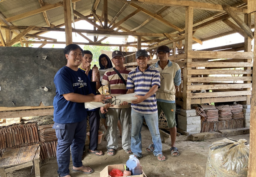 Pembagian bahan-bahan pembuatan silase kepada kelompok ternak Desa Cintalaksana 