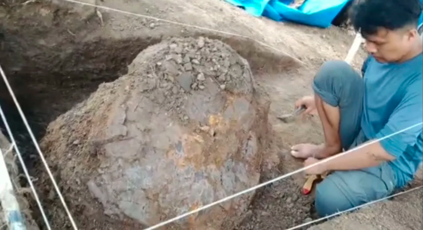 Tim arkeolog sedang melakukan ekskavasi fosil kura-kura purba, di wilayah Desa Jembarwangi, Kecamatan Tomo, Kabupaten Sumedang. /kabar-priangan.com/Taufik Rohman /