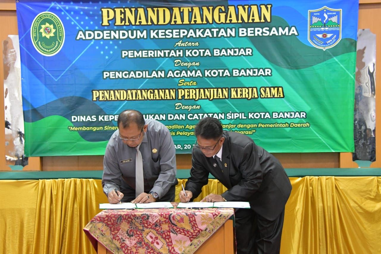 Kepala Disdukcapil Kota Banjar, H.Heri Safari (kiri) dan Ketua PA Kota Banjar, Hamzah saat menandatangani MoU di Kantor PA Kota Banjar