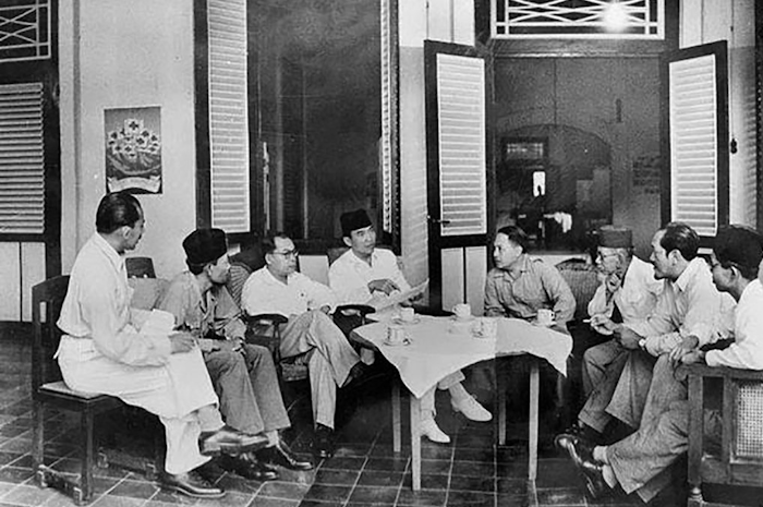 Golongan muda tengah mendesak Soekarno-Hatta untuk segera memproklamirkan kemerdekaan.