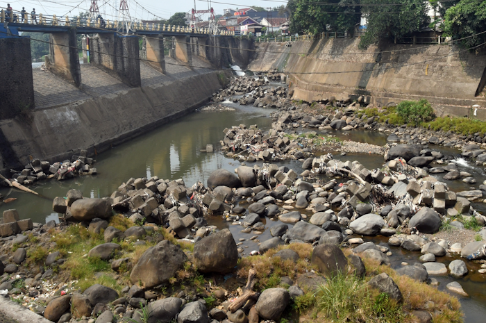 Debit air sungai Ciliwung di Bendung Katulampa mengalami penyusutan dengan tinggi muka air (TMA) hanya nol centimeter karena kawasan hulu atau puncak, Kabupaten Bogor, tidak mengalami hujan deras sejak bulan Juni.