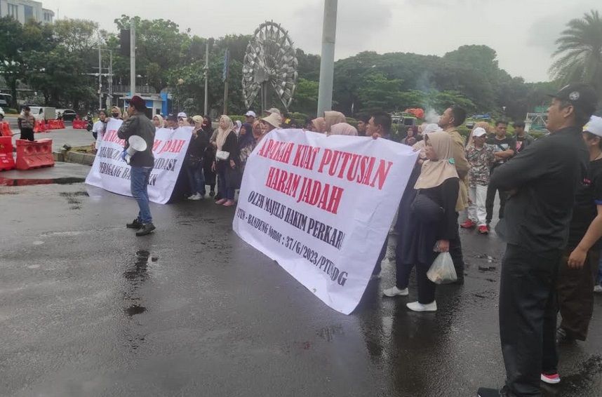Sejumlah pedagang yang tergabung dalam Paguyuban PKL Korban Revitalisasi Pasar Banjaran berunjuk rasa di Jakarta pada Senin, 24 Juli 2023.