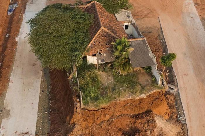 Viral sebuah rumah berdiri di tengah proyek pembangunan Tol Cinere-Jagorawi (Cijago), Depok, Jawa Barat yang kini dibongkar.