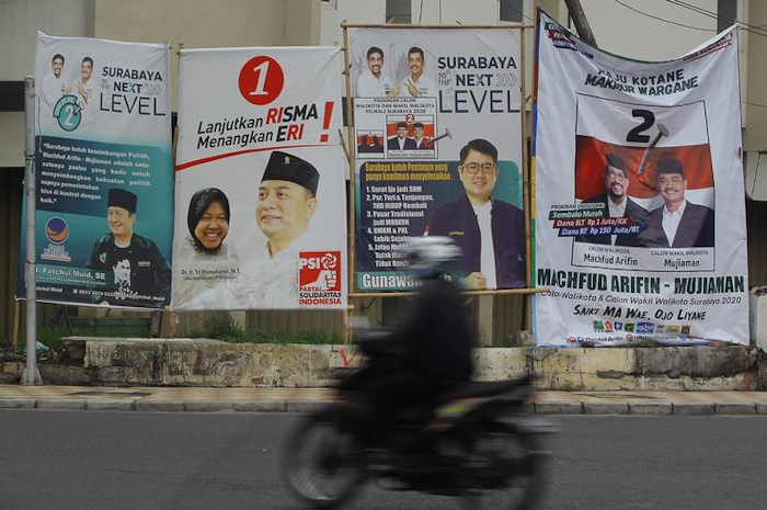 Satuan Polisi Pamong Praja ( Satpol PP ) DKI Jakarta terus menertibkan alat peraga partai politik berbentuk spanduk, baliho, hingga banner.