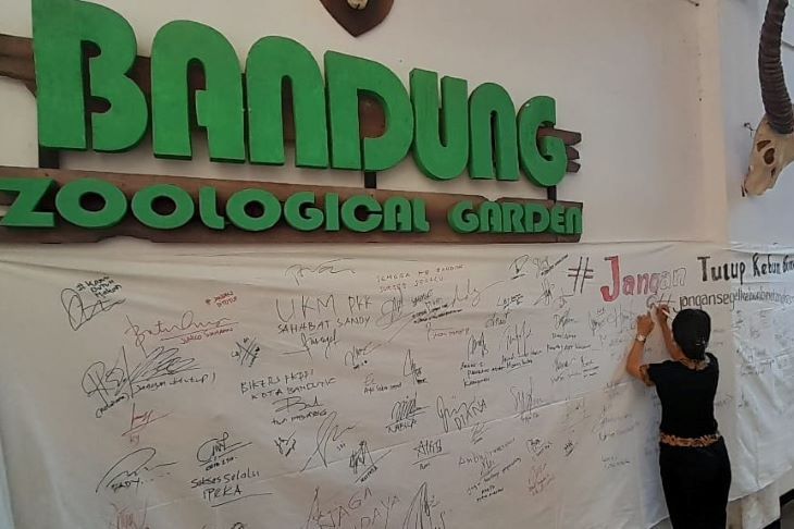 Penggiat lingkungan menulis petisi agar Kebun Binatang Bandung tidak di segel Pemkot Bandung.