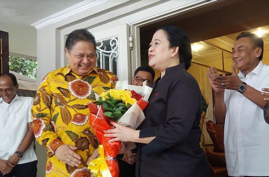 Ketum Partai Golkar, Airlangga Hartarto memberi bunga kepada Ketua DPP PDI Perjuangan, Puan Maharani di kediamannya di Kebayoran Baru, Jakarta Selatan pada Kamis, 27 Juli 2023.