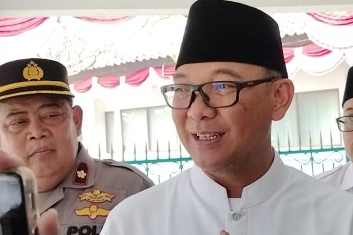 Plt Bupati Bogor Iwan Setiawan memantau langsung delapan warganya yang tertimbung tanah longsor di tambang emas ilegal Banyumas, Jawa Tengah.