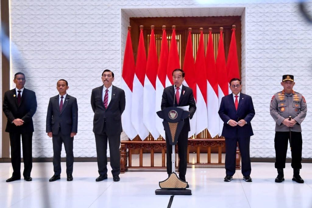 Presiden Jokowi didampingi sejumlah pejabat memberikan keterangan pers sebelum bertolak ke Tiongkok.