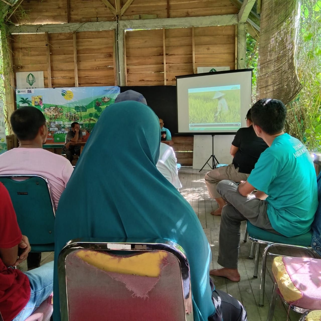 20 orang anggota komunitas Peternak Desa Salassae menghadiri acara sosialisasi dan melakukan survei tekhnis untuk Program Kampung Energi Hijau/WartaBulukumba.Com