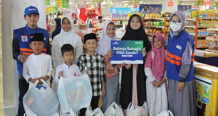 Diandra bersama anak yatim lainnya mengikuti program Belanja Bahagia Pilih Sendiri dari DT Peduli Cianjur.