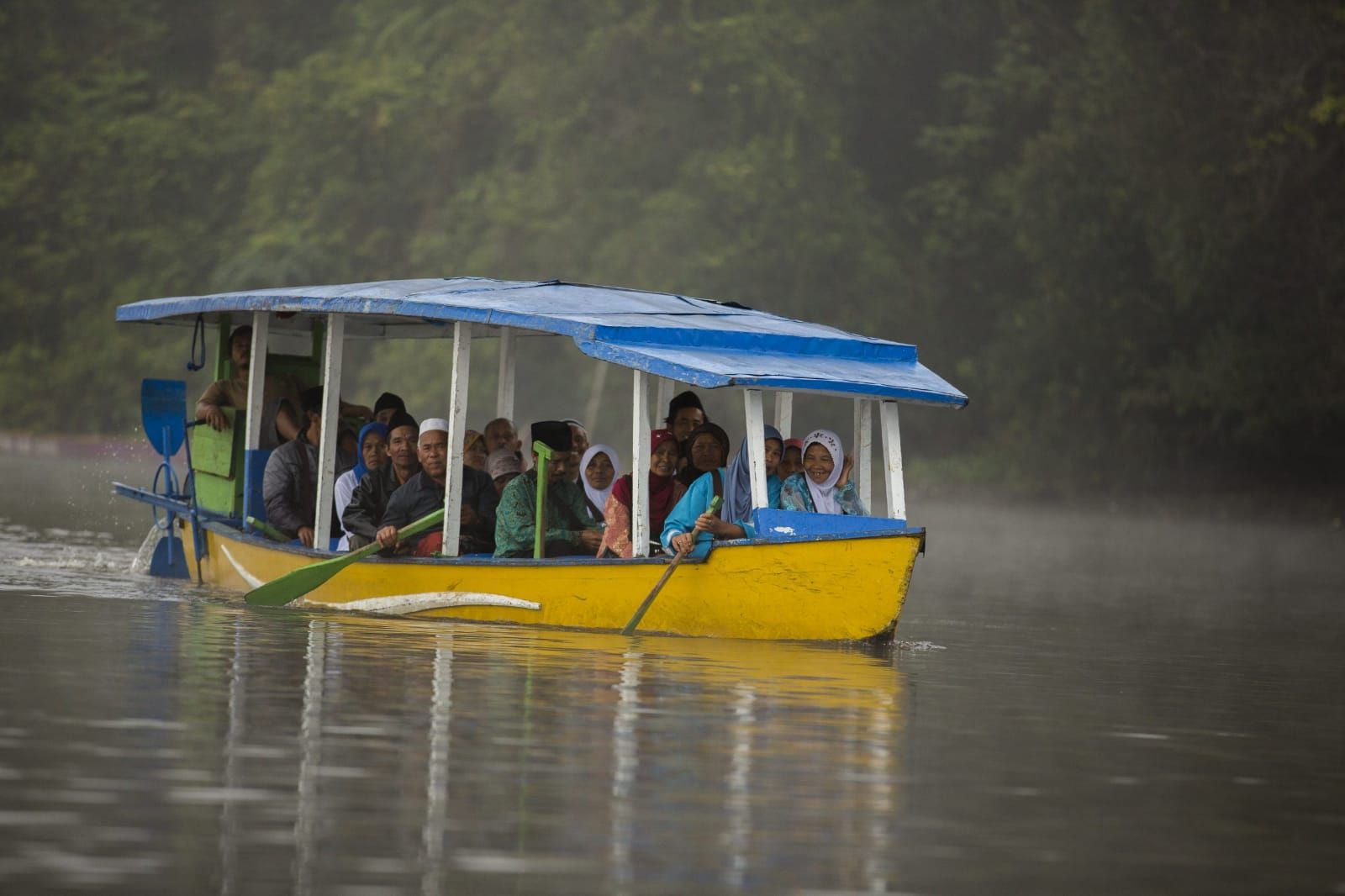 Potret para pengunjung saat menaiki perahu di Danau Situ Lengkong Panjalu/
