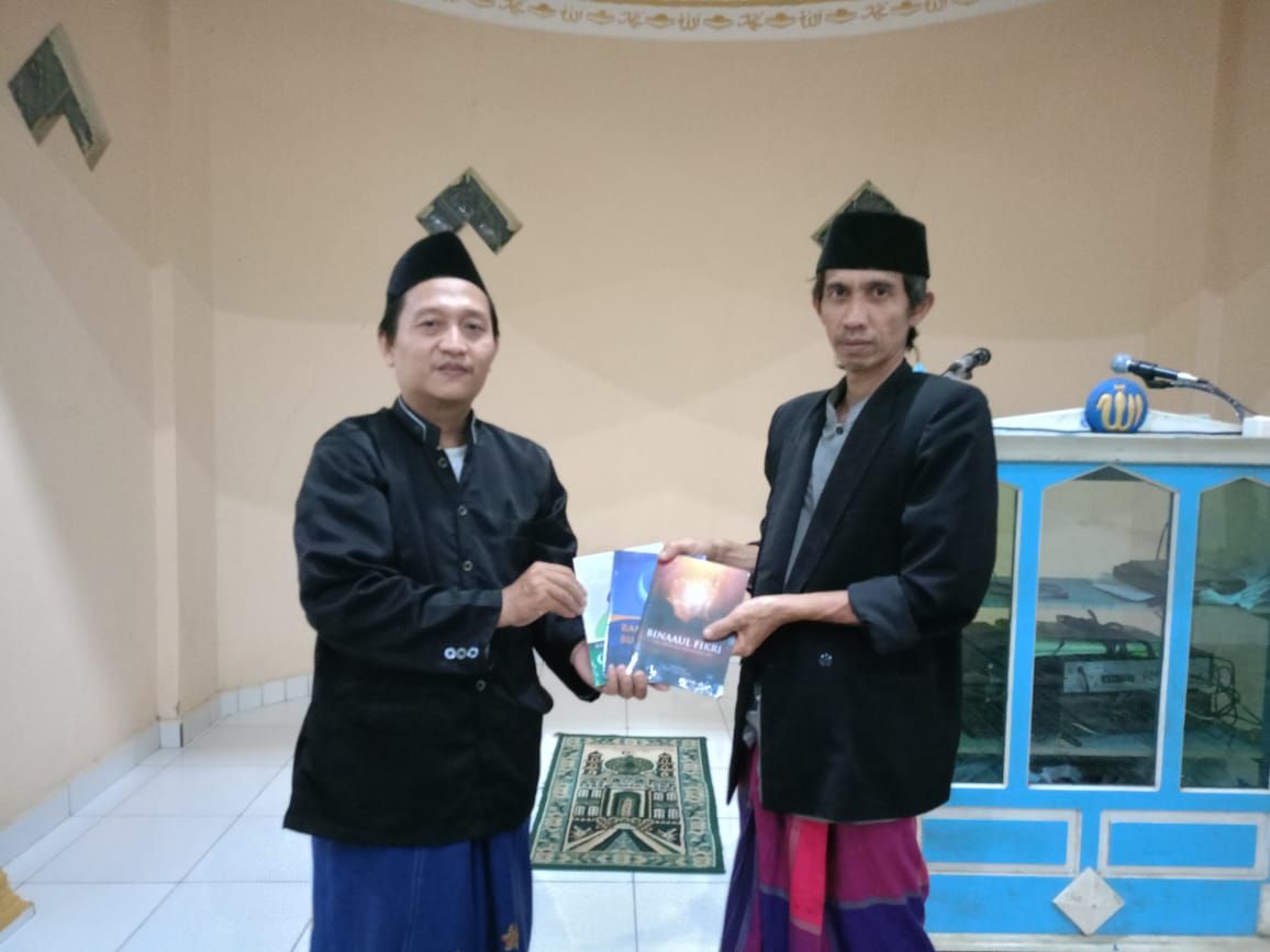 Moment Indra Hari Purnama Bagikan Buku Kepada Ta'mir Masjid Al-Ikhlas Dusun Kayusemut Desa Petuguran Kecamatan Punggelan Kabupaten Banjarnegara.