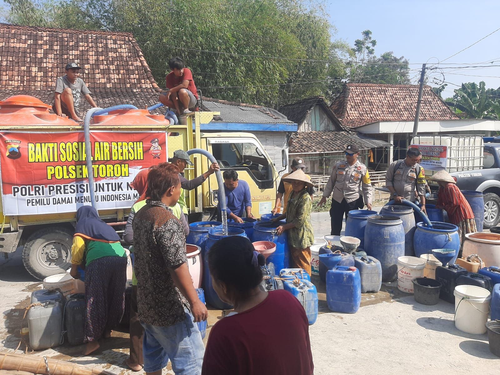 Warga Desa Tunggak, Kecamatan Toroh, saat mengantri air bersih bantuan dari Kapolda dan Polres Grobogan.